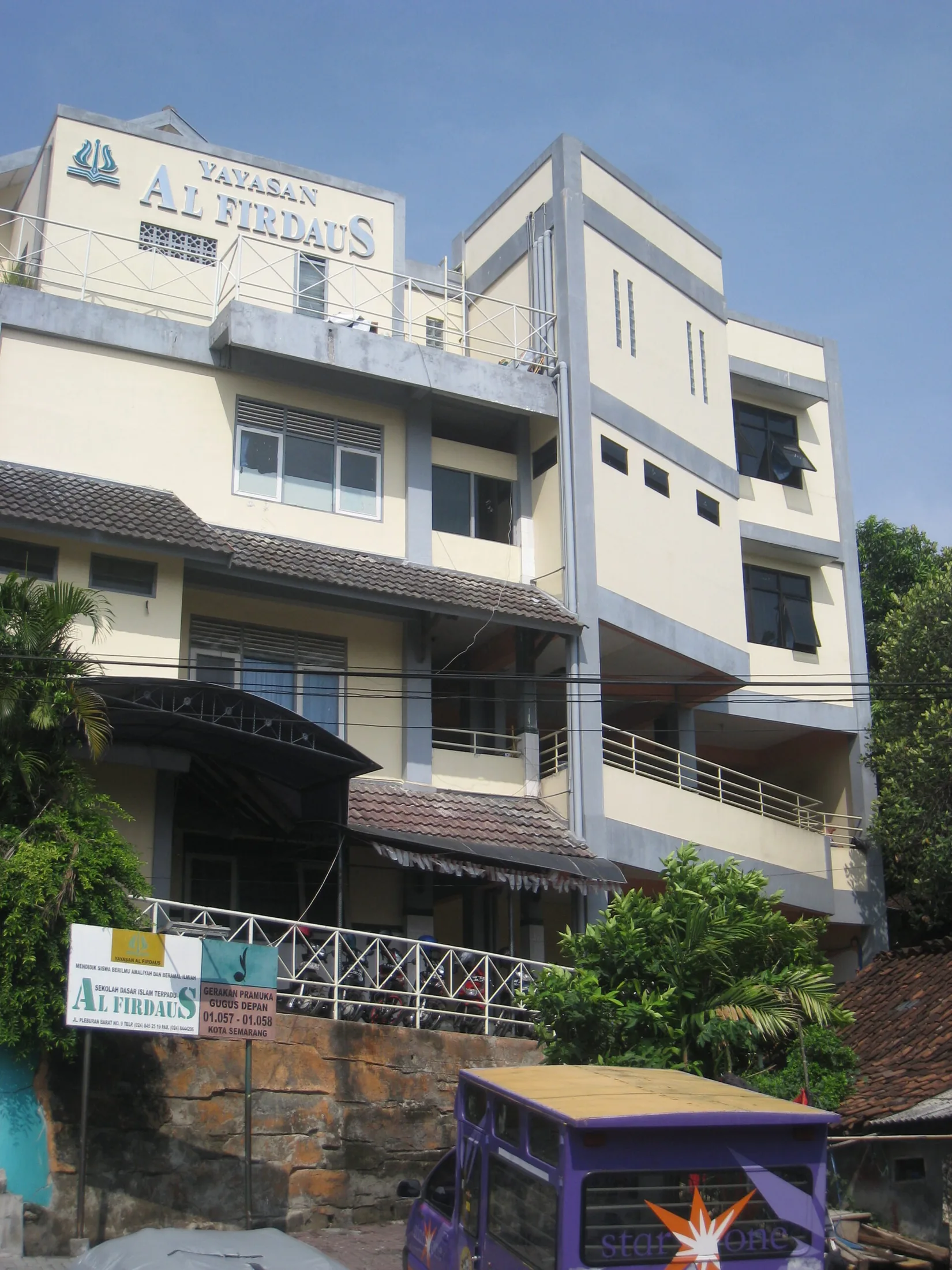 Gedung Berlantai 3